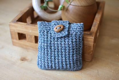 "Buttoned pouch" Crochet Pattern