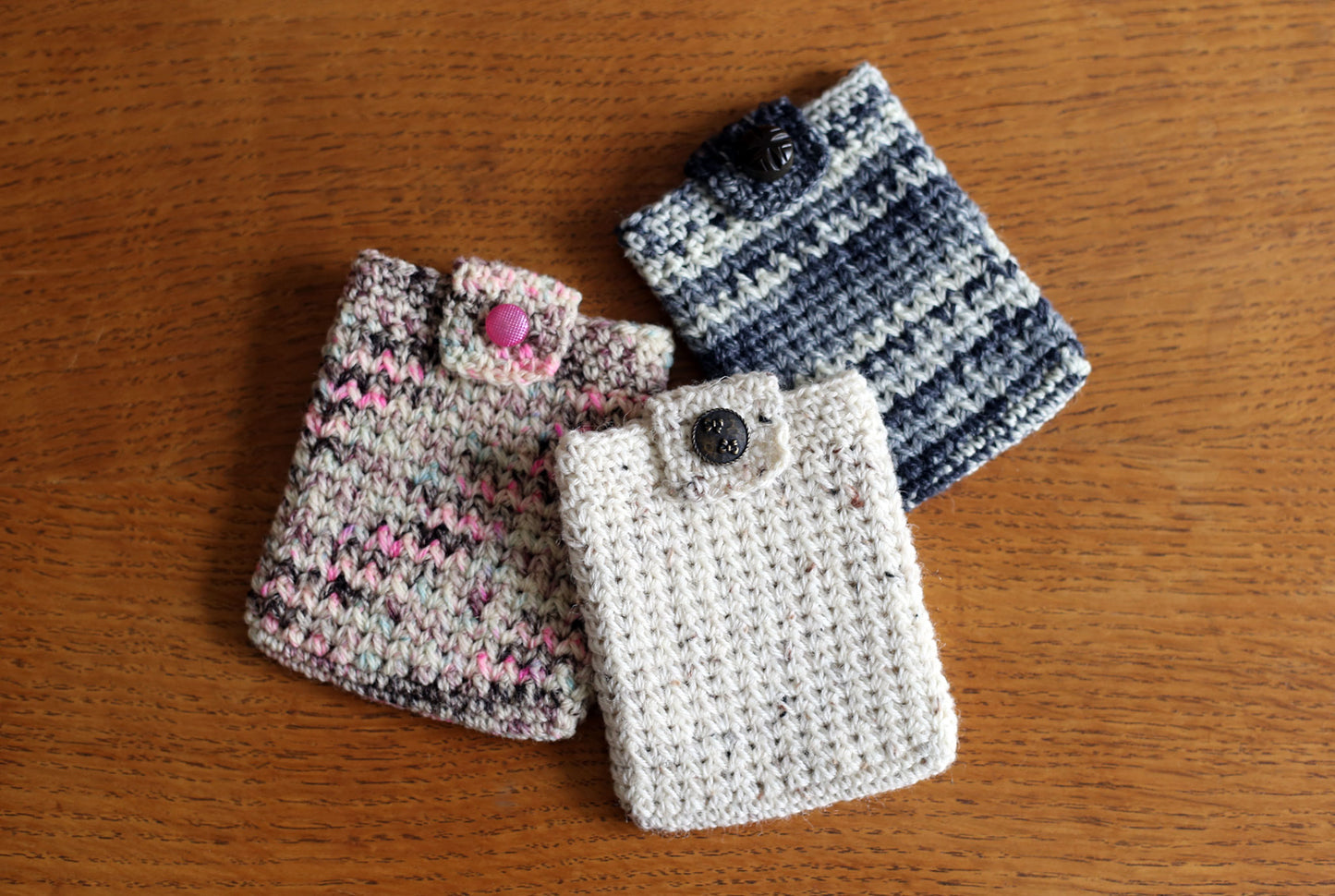 "Buttoned pouch" Crochet Pattern